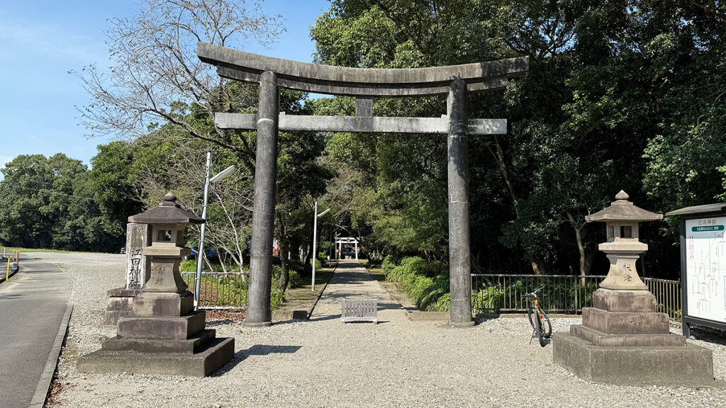 鳥居から拝殿へ