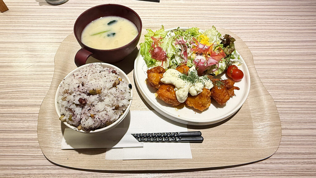 たっぷり味噌汁と彩りサラダのプレート「鶏もも肉のから揚げ チキン南蛮」