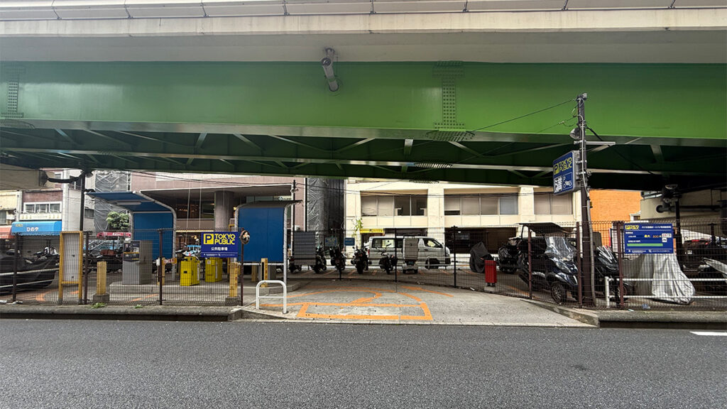 TOKYO PUBLIC 六つ又陸橋バイク専用駐車場