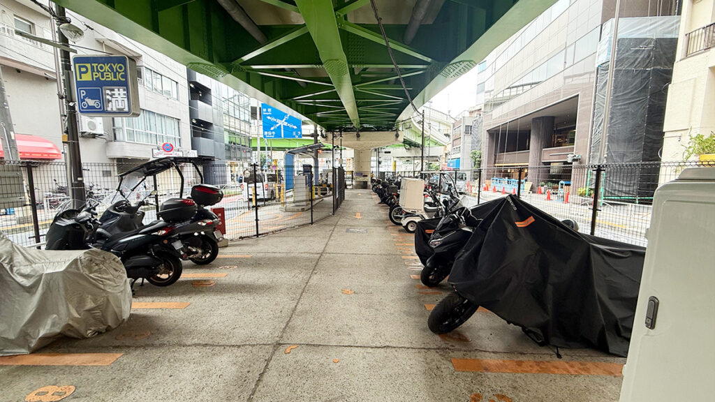 TOKYO PUBLIC 六つ又陸橋バイク専用駐車場