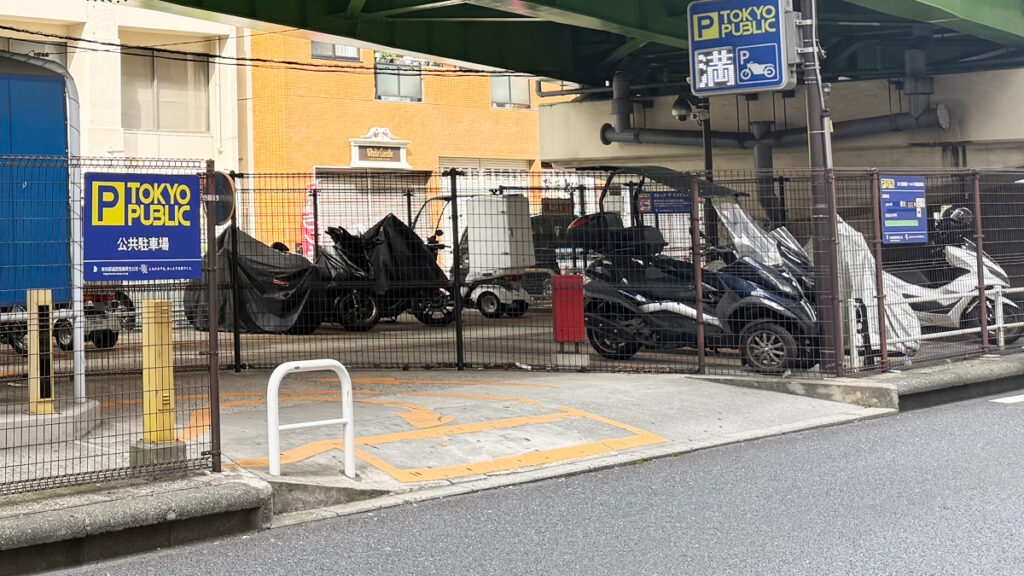 TOKYO PUBLIC 六つ又陸橋バイク専用駐車場